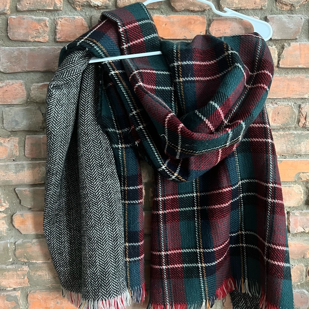 Reversible oversized scarf